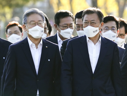 문재인 대통령이 14일 오후 세종시 정부세종컨벤션센터에서 열린 '균형발전 성과와 초광역협력 지원전략 보고'행사를 마치고 기념사진 촬영을 위해 이재명 경기도지사 등 참석자들과 대통령 기록관으로 이동하고 있다.   연합뉴스